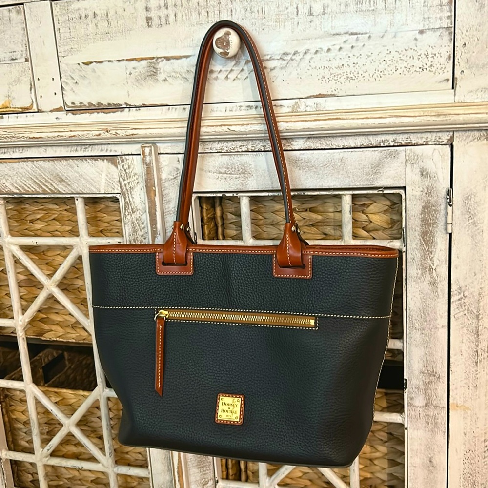 Dooney and Bourke, Classic style-black leather